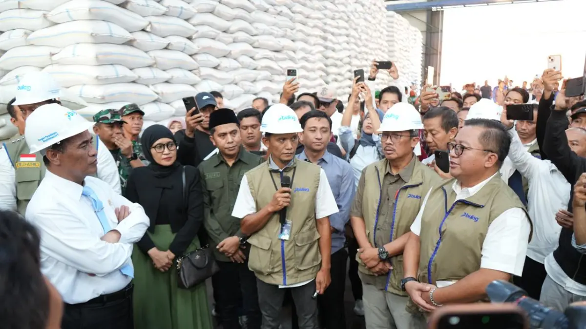 CEK: Menteri Pertanian Andi Amran Sulaiman (paling kanan) bersama Pimpinan Wilayah Perum Bulog Jatim, Langgeng Wisnu Adinugroho (paling kiri) saat mengunjungi gudang bulog Banjar Kemantren. (IST/RADAR SURABAYA)