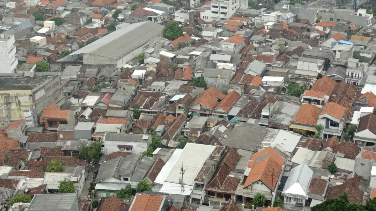 Ilustrasi perkampungan di tengah Kota Surabaya. (HUMAS PEMKOT SURABAYA)