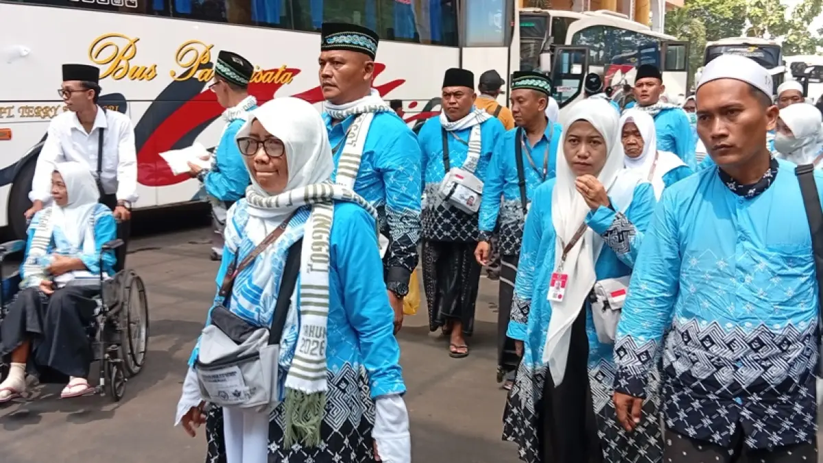 
Jemaah haji kloter 1 asal Kabupaten Probolinggo saat tiba di Embarkasi Surabaya, Selasa (21/4). (RAHMAT SUDRAJAT/RADAR SURABAYA)