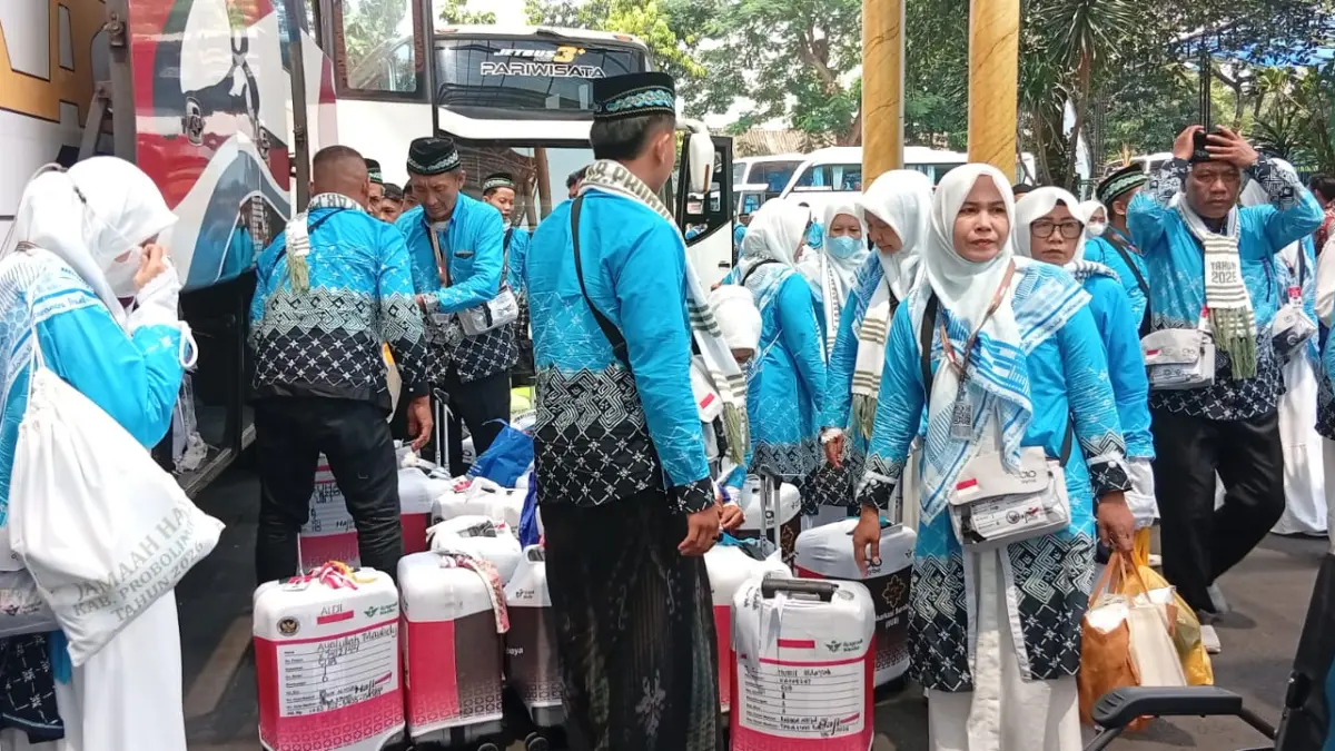 Jemaah haji kloter 1 asal Kabupaten Probolinggo saat tiba di Embarkasi Surabaya, Selasa (21/4). (Rahmat Sudrajat/Radar Surabaya)