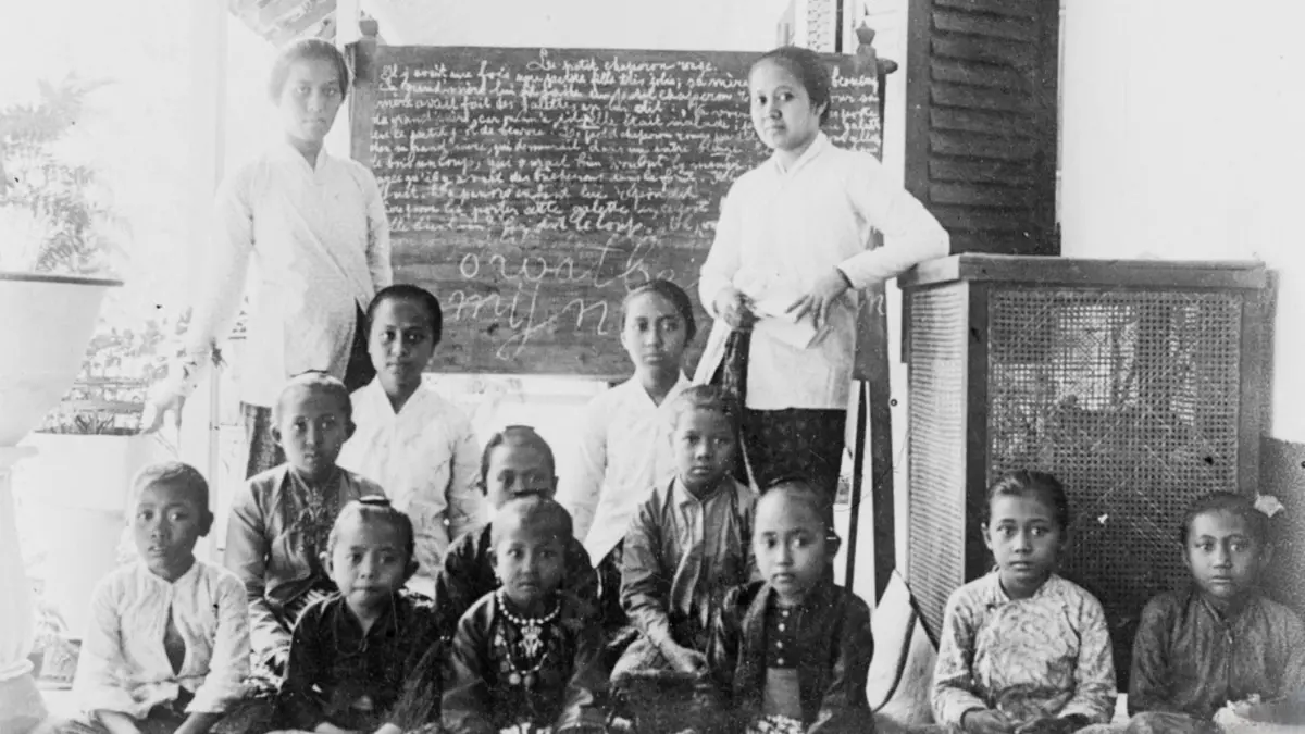 Kartini, Roekmini, Kardinah, dan Soemantri bersama murid-muridnya, Jepara, sebelum 1904. (ARSIP NASIONAL)
