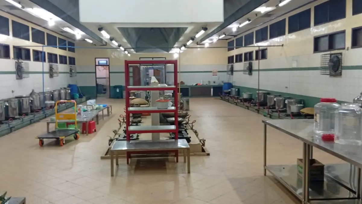 Kondisi dapur Asrama Haji persiapan untuk menghidangkan menu makanan yang akan disajikan untuk jemaah kloter awal. (Rahmat Sudrajat/Radar Surabaya)