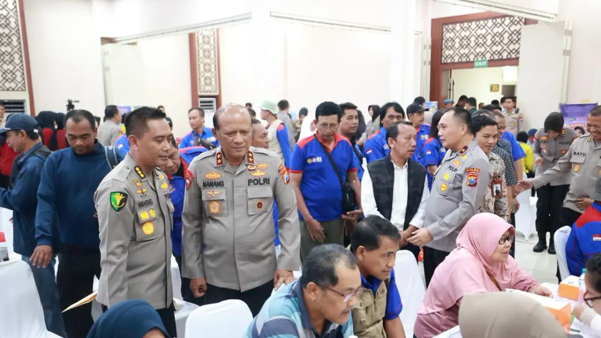 PEMERIKSAAN: Ribuan buruh melaksanakan cek kesehatan gratis yang digagas Polda Jatim jelang may day atau hari buruh. (MAHRUS/RADAR SURABAYA)