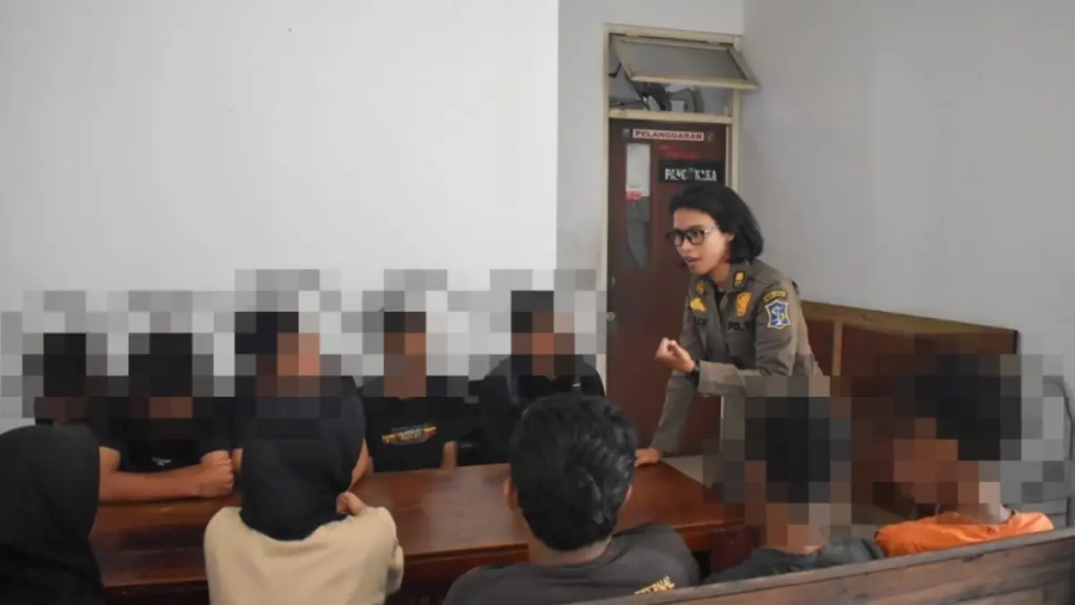 Pemkot Surabaya mengombinasikan kebijakan preventif seperti jam malam dengan program pembinaan mendalam bagi remaja yang terjaring razia.
