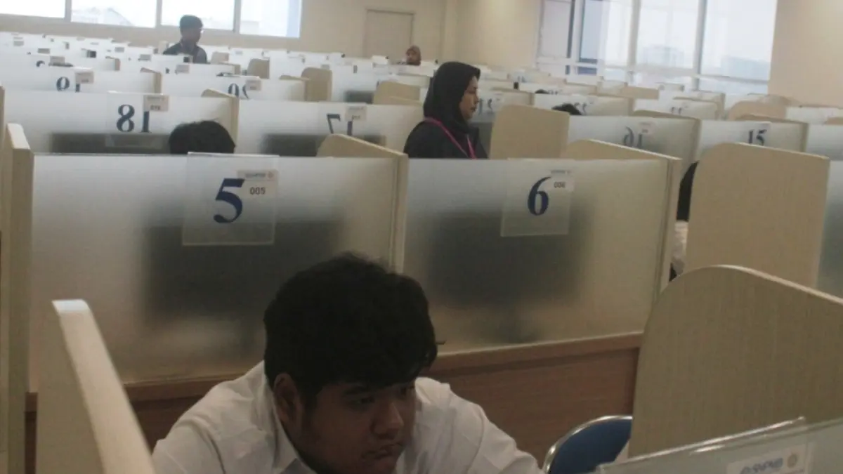 Peserta UTBK di gedung Nano Unair, Selasa (21/4). (Rahmat Sudrajat). 

