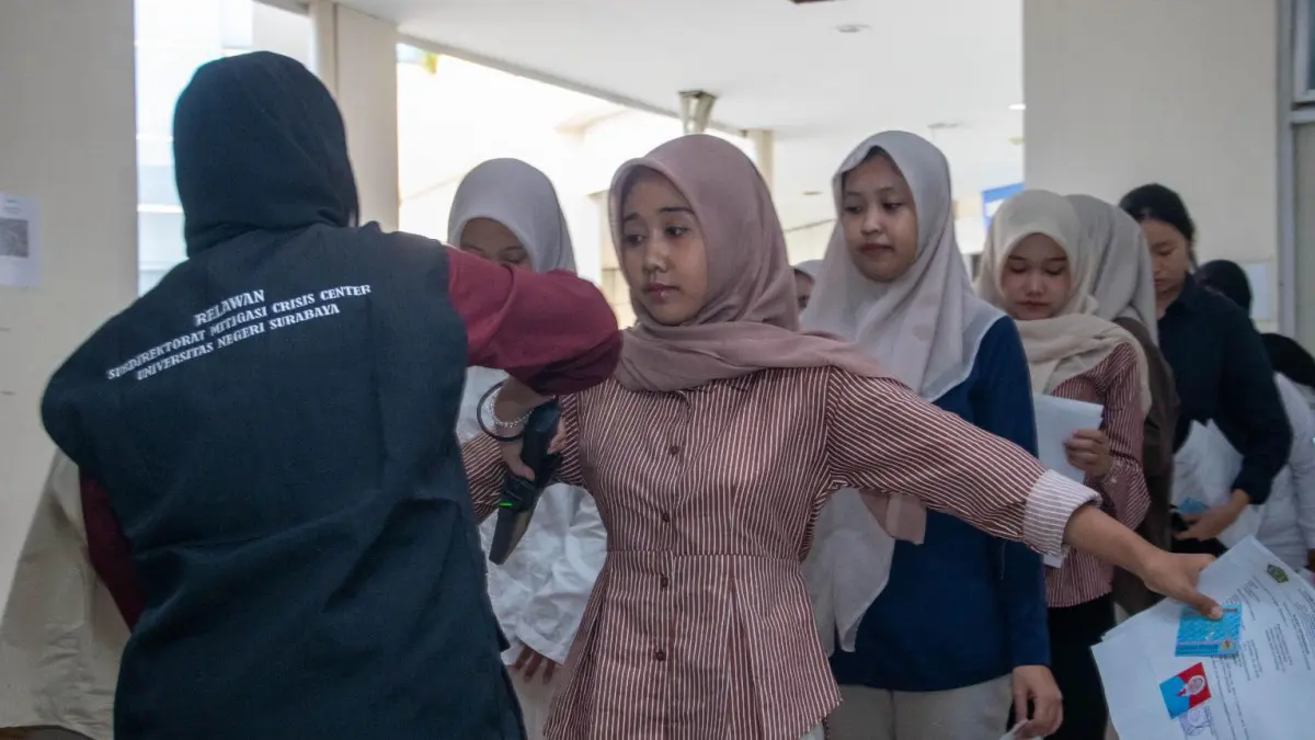 Peserta UTBK SNBT di Unesa saat melewati skrining sebelum masuk ke ruang ujian, Selasa (21/4). (UNESA)