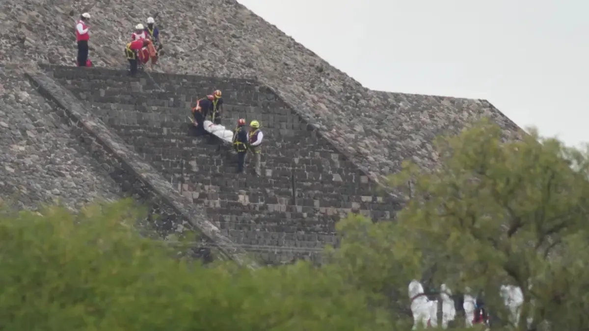 Petugas forensik mengevakuasi korban meninggal dalam penembakan massal di Piramida Teotihuacan Meksiko. (AP)