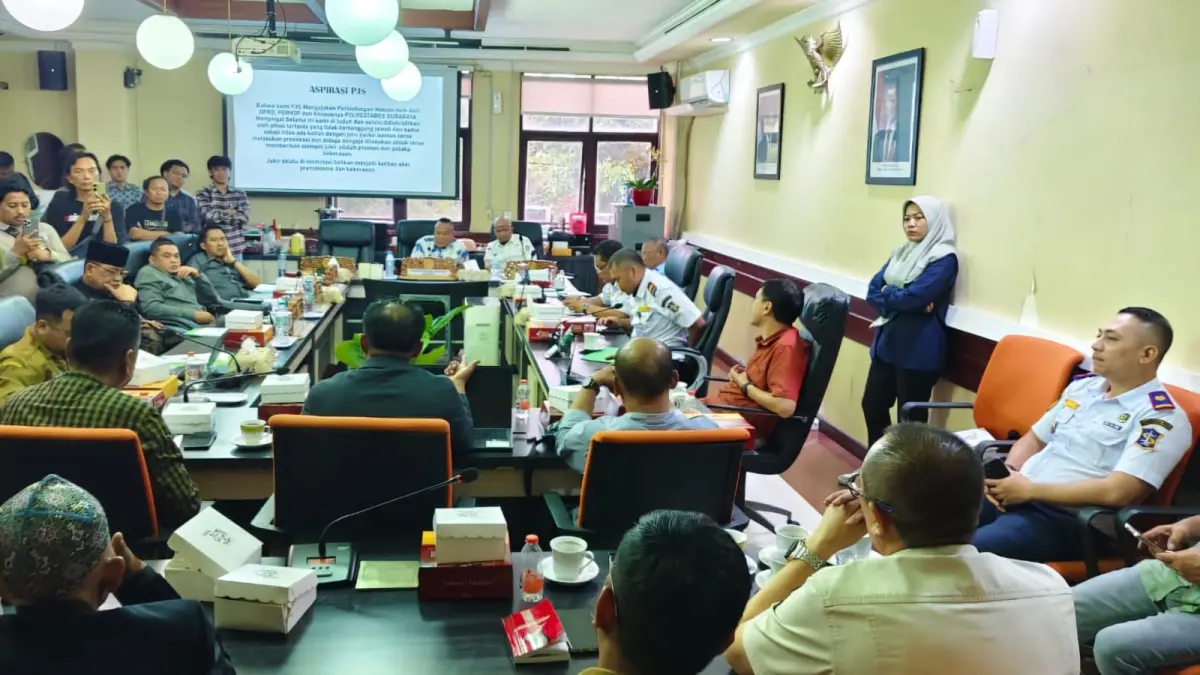 REMBUKAN: DPRD Surabaya bersama jukir, dishub dan kepolisian terkait penataan parkir berbasis digital.(IST/RADAR SURABAYA)
