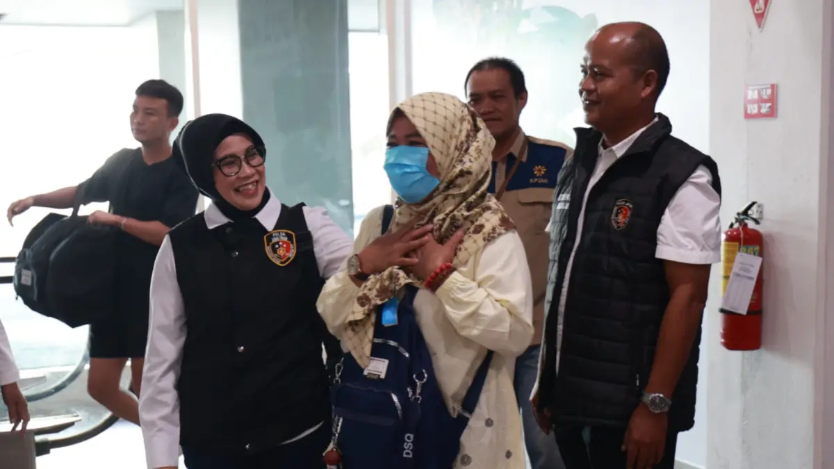 SELAMAT: Dirres PPA dan PPO Polda Jatim Kombes Pol Ganis Setyaningrum (kiri) bersama korban. Polisi berhasil mengungkap dugaan TPPO PMI.(IST/RADAR SURABAYA)
