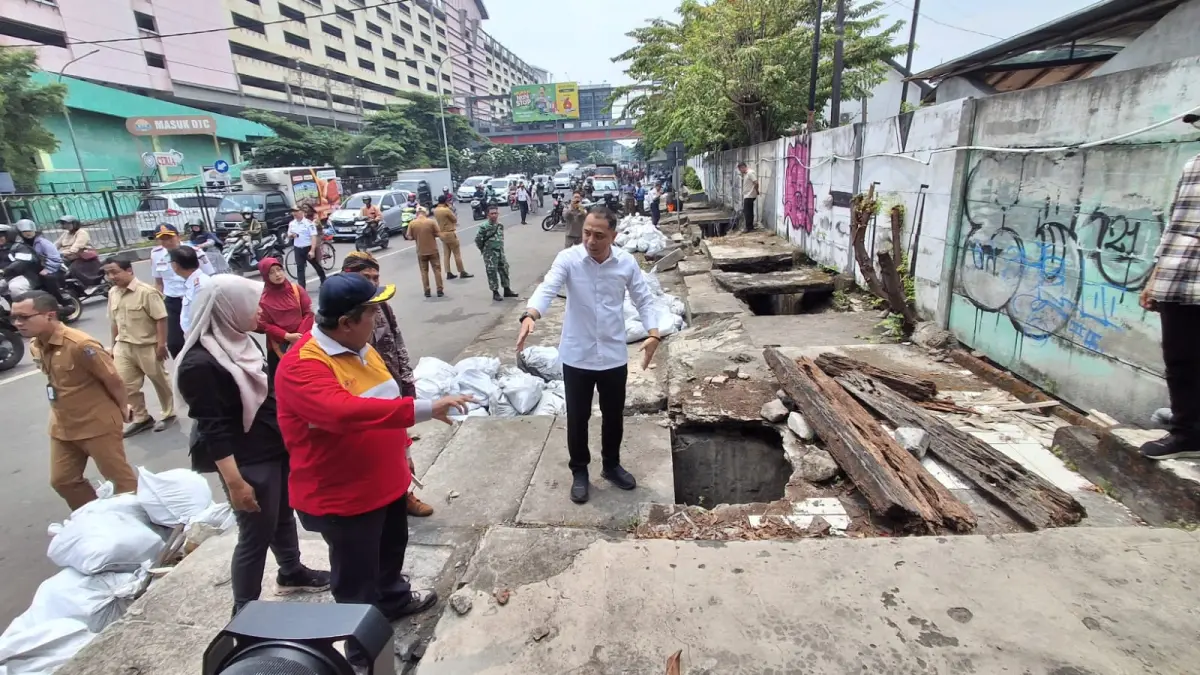 Wali Kota Surabaya Eri Cahyadi meninjau pelebaran Jalan Wonokromo Surabaya yang selama bertahun-tahun dijadikan Pasar Maling. (DIMAS MAHENDRA/RADAR SURABAYA)
