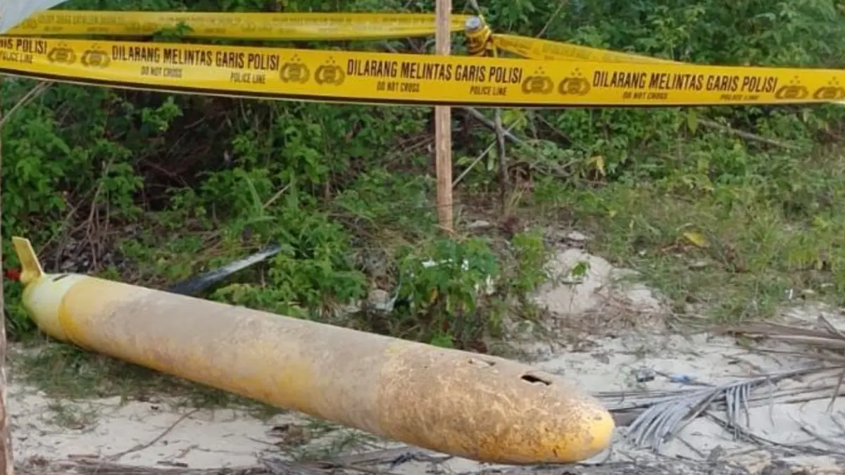 Benda berwarna kuning dengan sirip di bagian belakang yang ditemukan warga Sumenep di pesisir pantai ini menyerupai rudal. (Kompas.com)