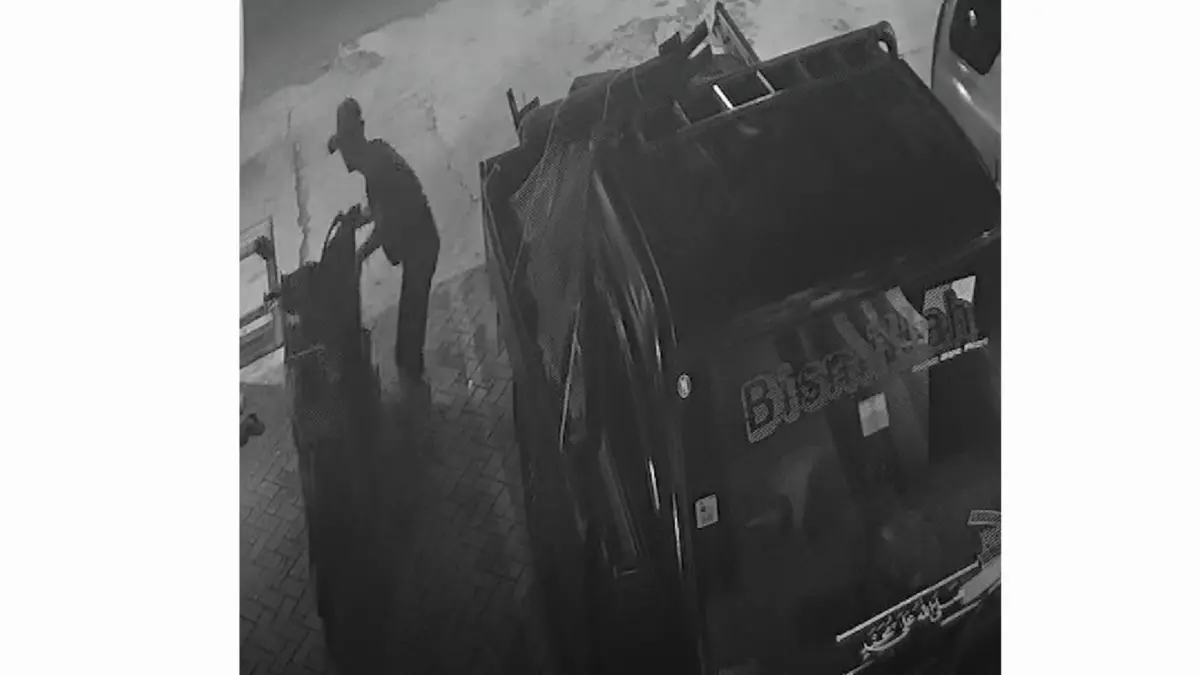 BERAKSI: Pria terekam CCTV saat mencuri sepeda motor di penginapan Jalan Kendangsari, Surabaya. (IST/RADAR SURABAYA)