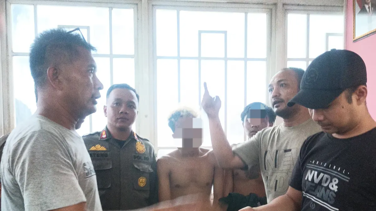 DIAMANKAN: Dua pelaku jambret (tanpa baju) saat diamankan usai dimassa di Kota Lama, Surabaya.(MAHRUS/RADAR SURABAYA)