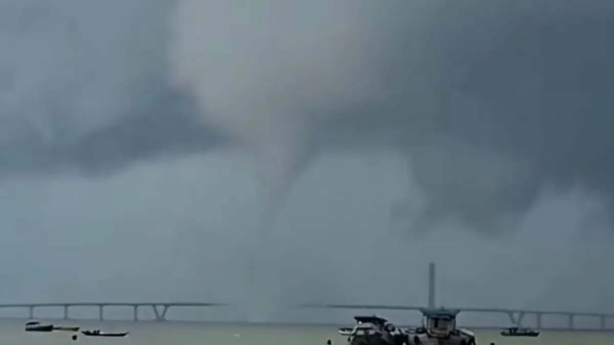 Fenomena waterspout terlihat seperti angin puting beliung di Jembatan Suramadu. (Instagram)