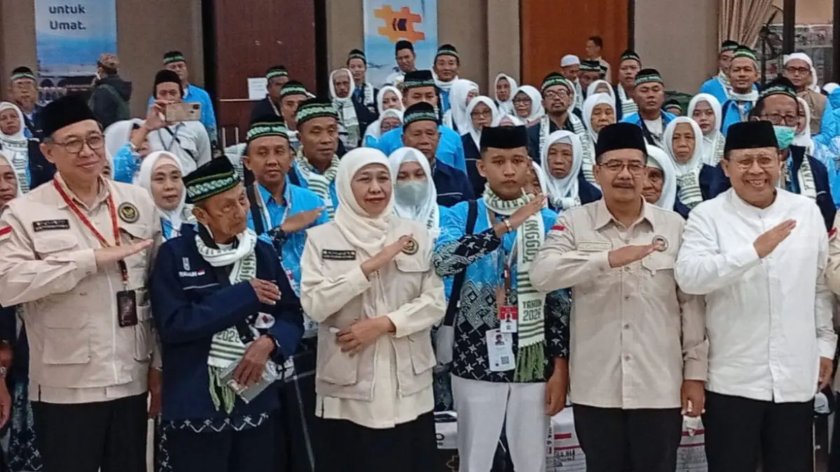 Gubernur Jatim Khofifah Indar Parawansa saat menemui jemaah kloter 1 di gedung Muzdalifah Embarkasi Surabaya yang akan terbang ke tanah suci, Rabu (22/4) pagi. (Rahmat Sudrajat/Radar Surabaya)