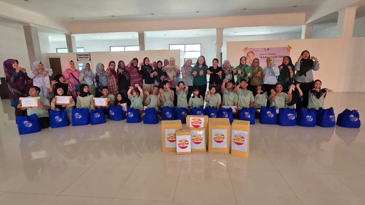 Ibu-ibu Unit Persatuan Istri Karyawan Kereta Api (PIKKA) Daop 8 Surabaya bersama anak-anak disabilitas Sanggar Mulyo Joyo Enterprise Surabaya. (IST)