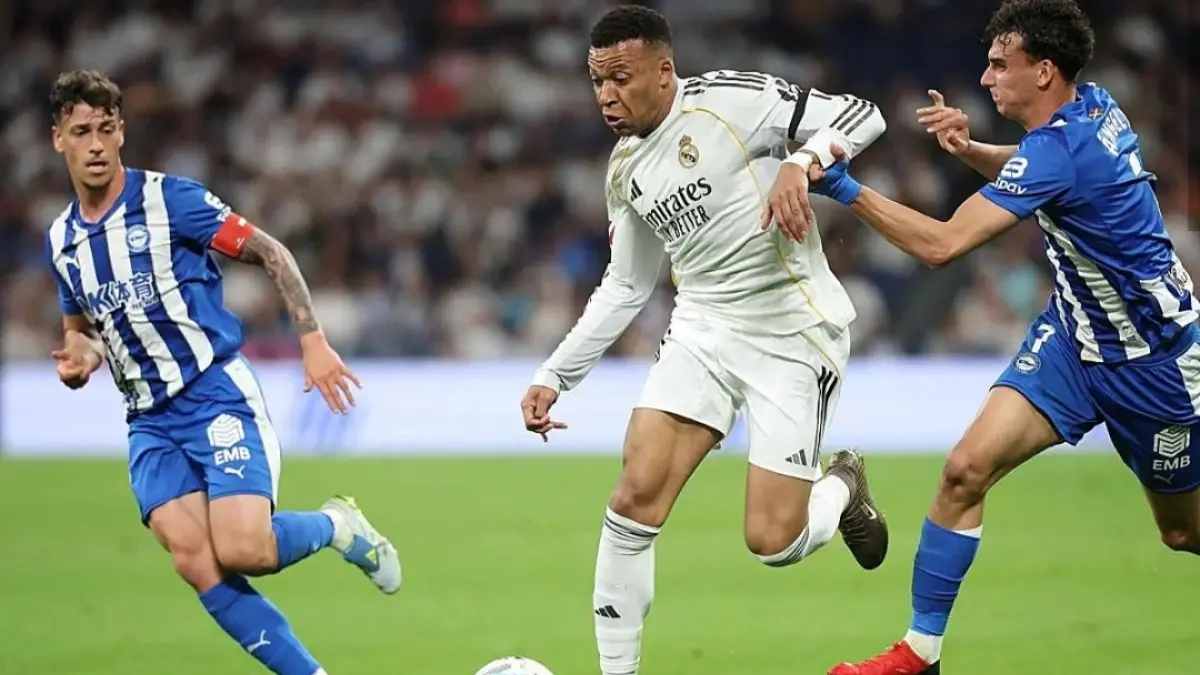 Kylian Mbappe (tengah) cetak satu gol pada laga lawan Alaves. (Football Espana). 