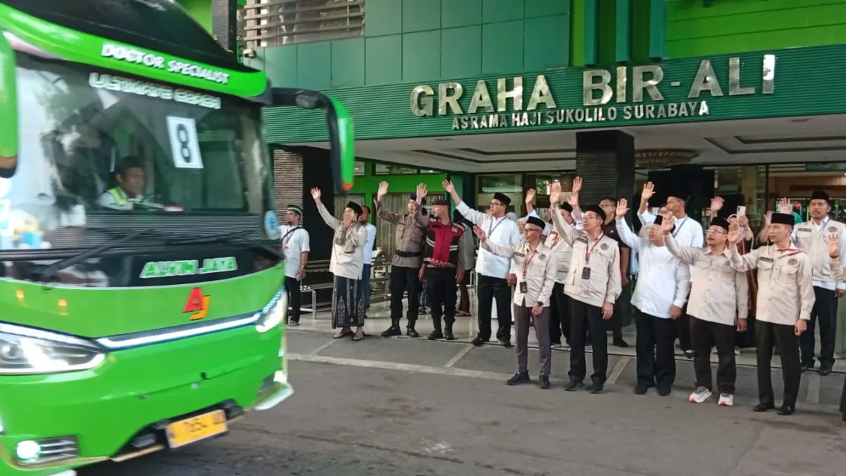 LANCAR: Pelepasan jemaah haji kloter 1 dari Kabupaten Probolinggo di Asrama Haji Embarkasi Surabaya, Rabu (22/4). (Rahmat Sudrajat/Radar Surabaya)