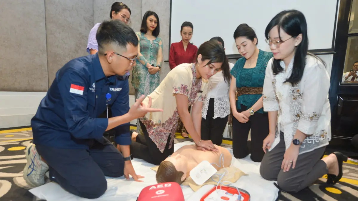 Sejumlah karyawan Hotel Ciputra World Surabaya mengikuti simulasi Basic Life Suport. (ANDI SATRIA/RADAR SURABAYA)