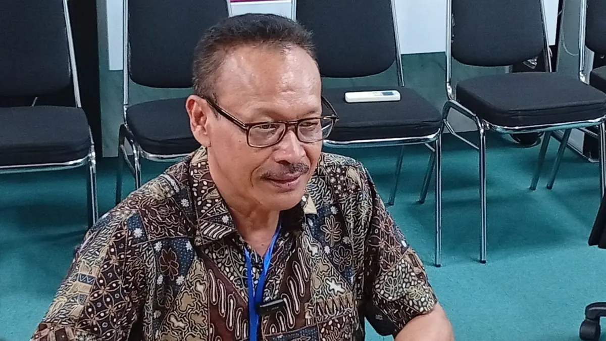Wakil Rektor Bidang Pendidikan, Kemahasiswaan, dan Alumni Unesa, Martadi saat menjelaskan kasus joki peserta UTBK. (Rahmat Sudrajat/Radar Surabaya)