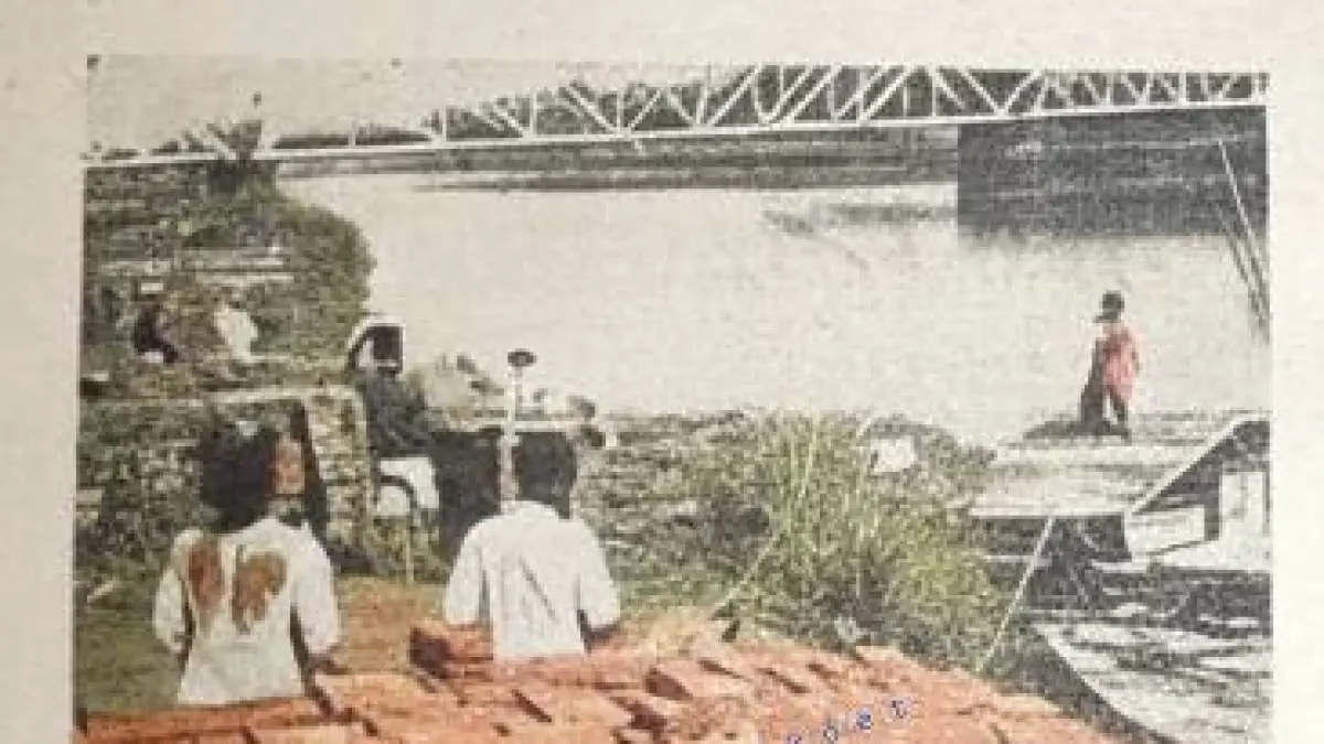 Batu merah yang diproduksi di Gunungsari siap dikirim lewat Sungai Kalimas Surabaya. (SIN PO)

&nbsp;