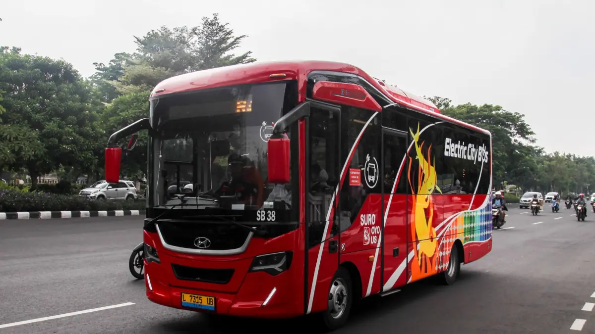 BERBANDING LURUS: Kenaikan BBM nonsubsisdi berdampak pada transportasi publik di Surabaya. Bus listrik jadi salah satu solusi.(IST/RADAR SURABAYA)