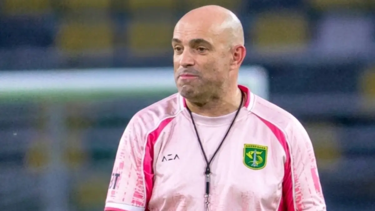 Bernardo Tavares minta pemain Persebaya bermain bahagia saat dijamu Malut United. (Persebaya) 