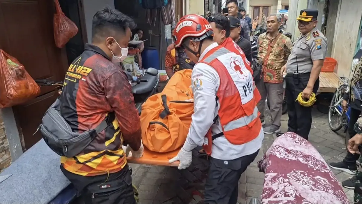 EVAKUASI: Petugas saat membawa jasad korban. Korban tewas diduga dibunuh oleh pelaku yang berjumlah lebih dari dua orang di Jalan Pragoto, Surabaya. (IST/RADAR SURABAYA)