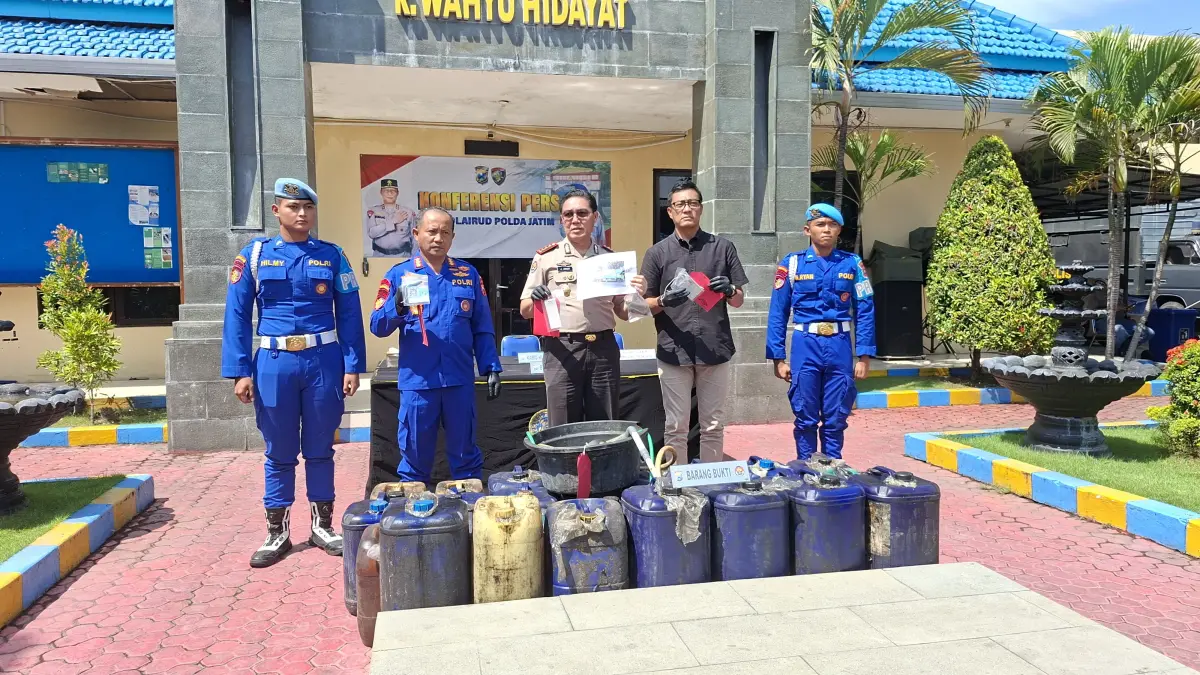 GAGAL: Ditpolairud Polda Jatim berhasil menggagalkan penyelundupan solar bersubsidi di Pelabuhan Tanjung Perak, Surabaya. (IST/RADAR SURABAYA)