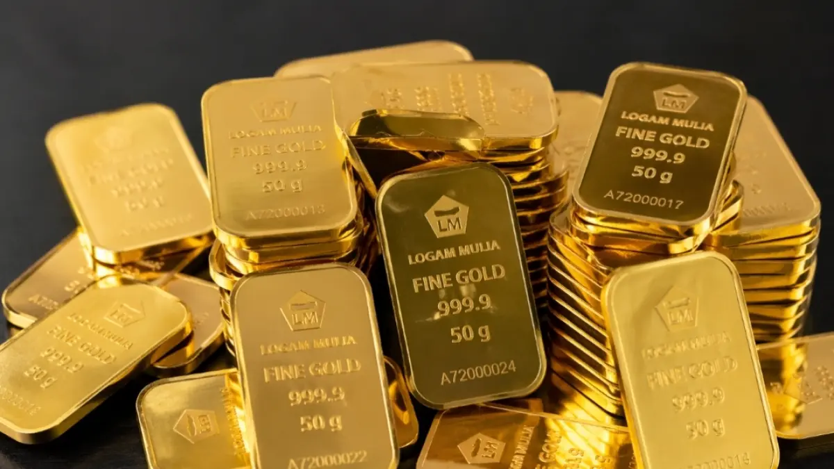 Harga emas batangan hari ini turun. (AI) 