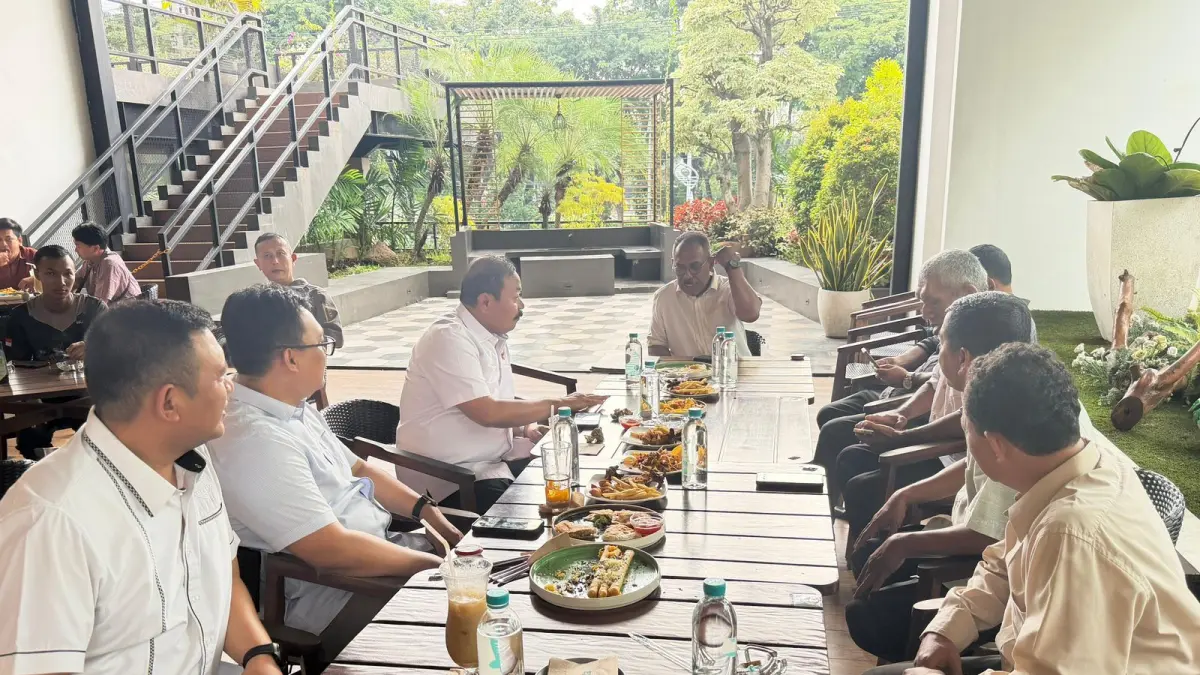 KOLABORASI: Ka Tim dari Baintelkam Polri, Brigjen Pol A.Jamal Yuliarto bersama Ketua III KBPP Jatim, Erick R. Tahalele, saat membicarakan kolaborasi antara keduanya.(IST/RADAR SURABAYA)