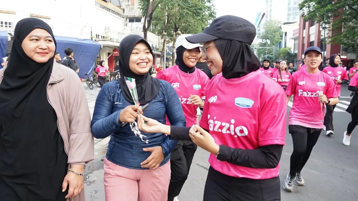 Para peserta Fazzio Hybrid Movement Kartini Fun Run di Surabaya, Minggu (19/4). (Yamaha STSJ)
