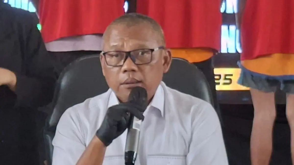 PENYIDIKAN: Kasatreskrim Polrestabes Surabaya AKBP Edy Herwiyanto mengungkapkan kasus dugaan penipuan lowongan pekerjaan libatkan mantan camat sudah proses penyidikan. (MAHRUS/RADAR SURABAYA)