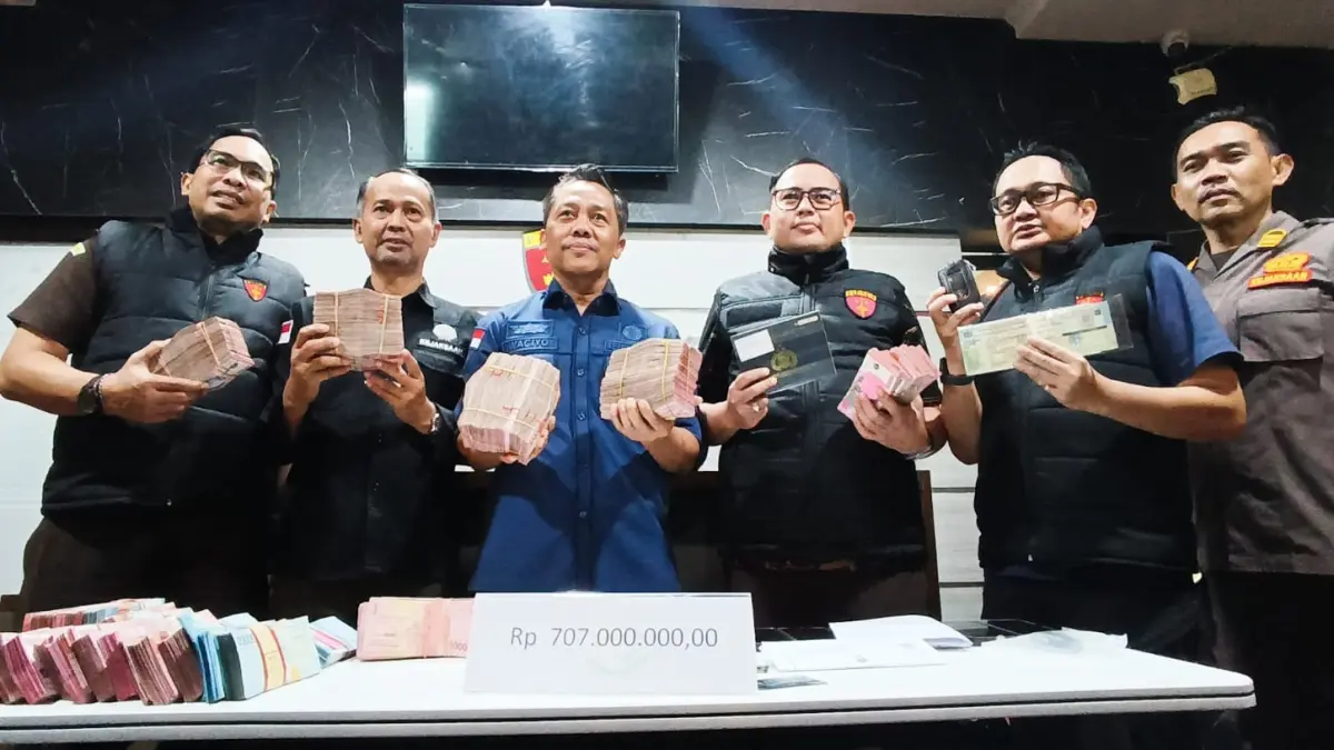 PERKEMBANGAN KASUS: Aspidsus Kejati Jatim, Wagiyo (tengah) memberikan keterangan terkait temuan baru saat menggeledah kantor Dinas ESDM Jatim, Kamis (23/4).(ANDY SATRIA/RADAR SURABAYA)