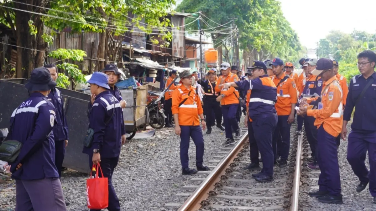 Petugas PT KAI Daop 8 Surabaya dan BTP Kelas 1 Surabaya saat mengecek jalur untuk double track. (humas) 