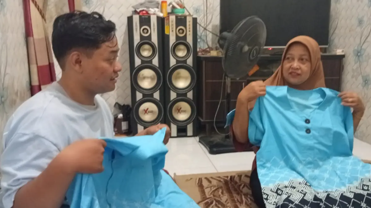 Siti Romlah dan anaknya, Arif Rachman saat mempersiapkan diri menjelang keberangkatan ke tanah suci 26 April mendatang. (Rahmat Sudrajat/Radar Surabaya)