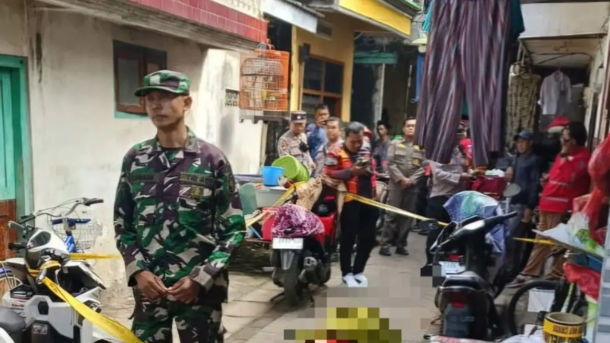 TERGELETAK: Korban saat ditemukan tergeletak di Jalan Pragoto II, Surabaya. Pembunuhan ini membuat geger warga setempat.(IST/RADAR SURABAYA)
