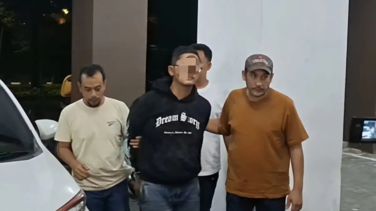 TERTANGKAP: Tersangka MBY (hoodie hitam) asal Surabaya, saat diamankan Tim Subdit III Jatanras Polda Jatim. Ia aniaya pacarnya  karena cemburu.(MAHRUS/RADAR SURABAYA)
