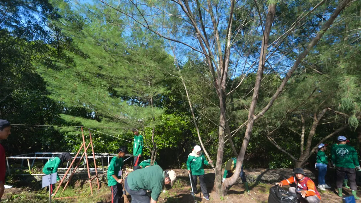 Sebanyak 300 orang dari Pemkot Surabaya, pelajar hingga aktifis lingkungan Kota Surabaya, melakukan bersih-bersih pantai serta menanam 1000 pohon cemara udang dan mangrove, di kawasan Adventureland Romokalisari Surabaya, Jumat (24/4). (Andy Satria/Radar Surabaya)