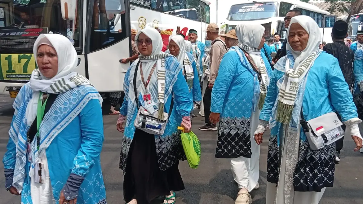 Jemaah haji dari Embarkasi Surabaya saat akan berangkat ke tanah Suci. (Rahmat Sudrajat/Radar Surabaya)