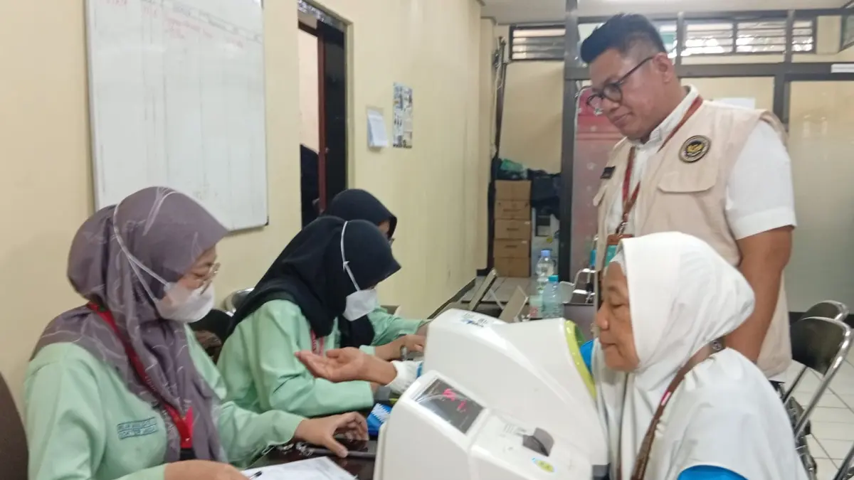 Jemaah haji embarkasi Surabaya saat melakukan pemeriksaan kesehatan. (Rahmat Sudrajat/Radar Surabaya)