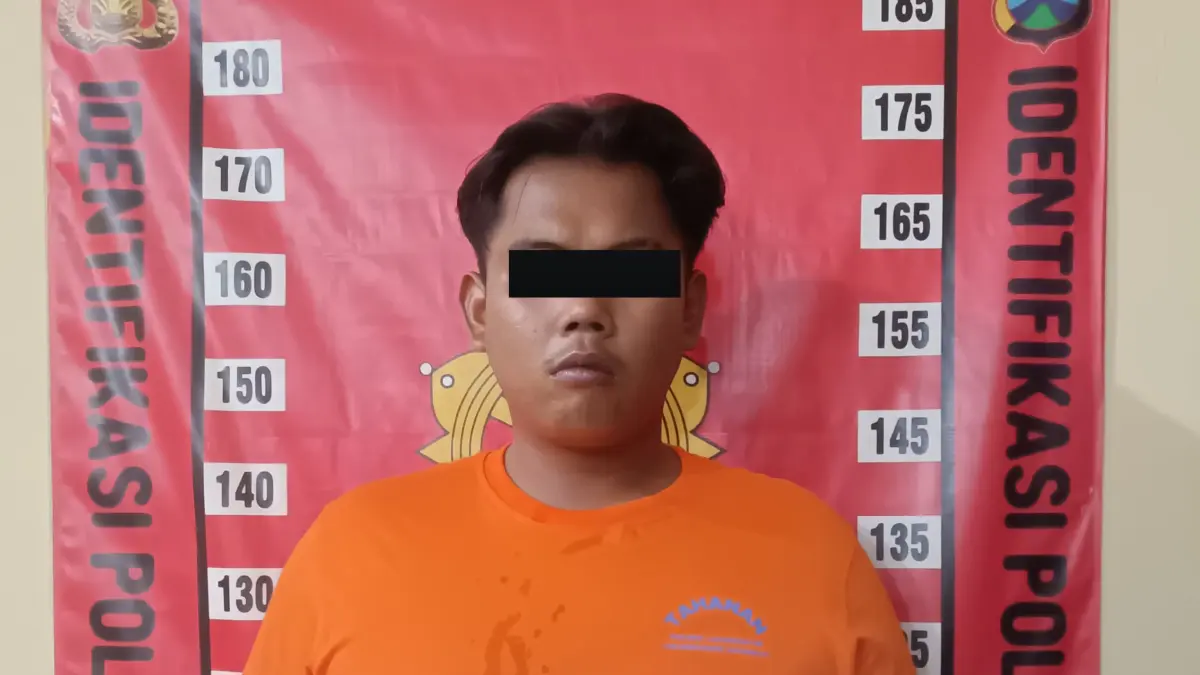 MENYESAL: Tersangka MJW saat diamankan Polsek Lakarsantri usai menghajar tukang cukur di Lidah Kulon, Surabaya. (IST/RADAR SURABAYA)