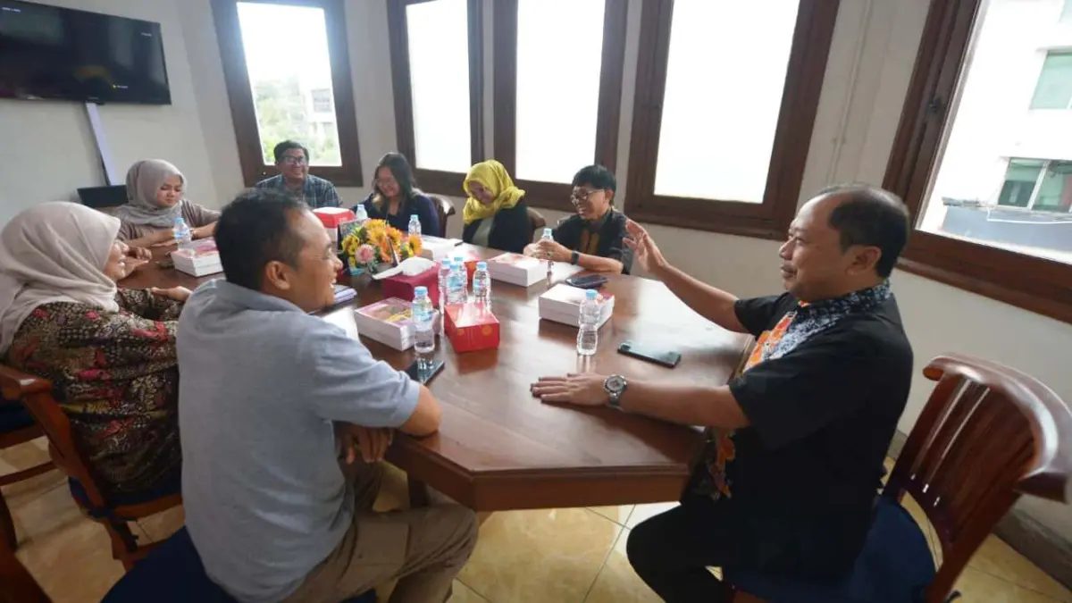 SILATURAHMI: Direktur Radar Surabaya Lilik Widyantoro (kanan) berdiskusi dengan Direktur Radar Jember Abdul Choliq (dua dari kanan) dan General Manager Radar Jember Ms Rasyid (dua dari kiri). (ANDY SANSIRI/RADAR SURABAYA)