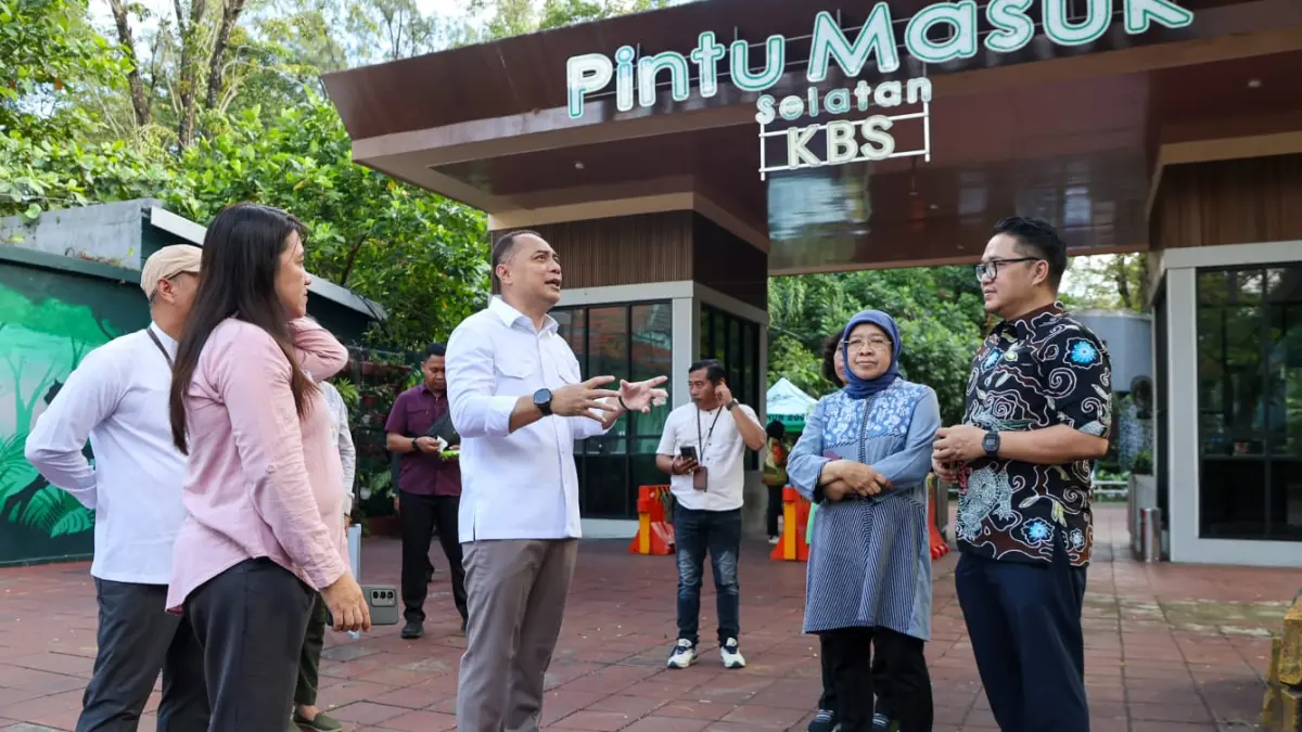 TURUN: Wali Kota Surabaya Eri Cahyadi saat berkunjung ke KBS. Pemkot Surabaya akan mengubah wajah KBS lewat night zoo dan satwa Jepang.(IST/RADAR SURABAYA)&nbsp;