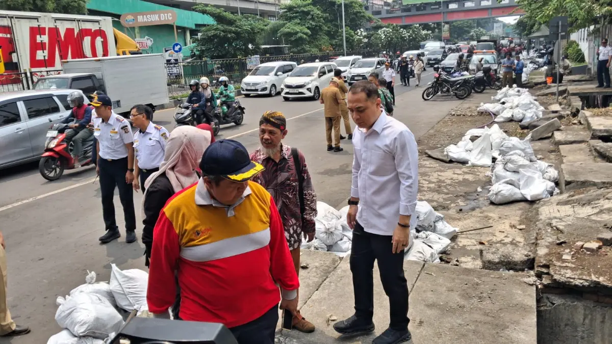 Wali Kota Surabaya Eri Cahyadi meninjau pengaspalan sisi timur Jalan Raya Wonokromo yang selama bertahun-tahun digunakan untuk Pasar Maling. (Dimas Mahendra/ Radar Surabaya) 