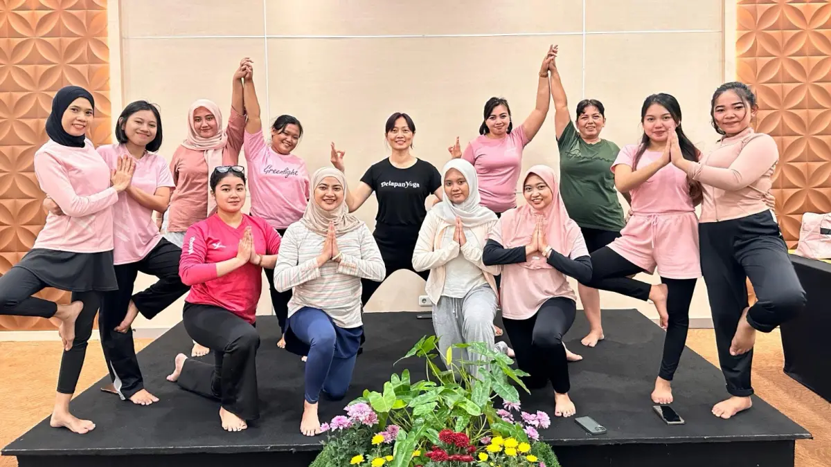 YOGA DAY: Staf Grand Inna Tunjungan Surabaya usai yoga yang menutup rangkaian Whispers of Kartini: A Journey of Elegance, Empowerment, and Wellness. (ISTIMEWA)