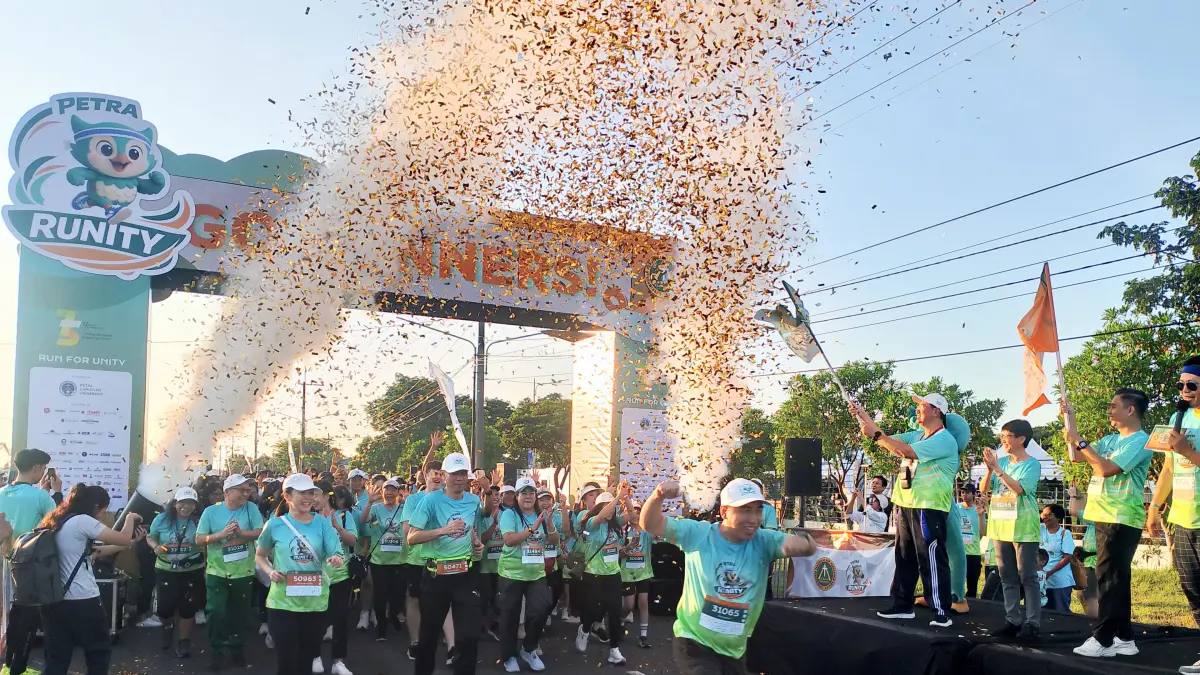 ENERGI POSITIF: Langkah serempak ribuan peserta menciptakan suasana penuh semangat dalam gelaran Petra Runity sebagai puncak HUT ke-75 PPPK Petra.(IST/RADAR SURABAYA)

