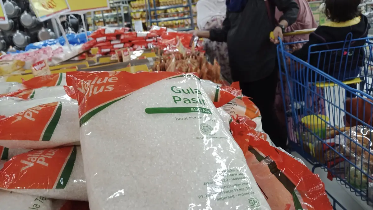 Harga gula di sejumlah wilayah di Indonesia menglamami kenaikan, bahkan diatas &nbsp;Harga Acuan Penjualan. (SURYANTO/RADAR SURABAYA)