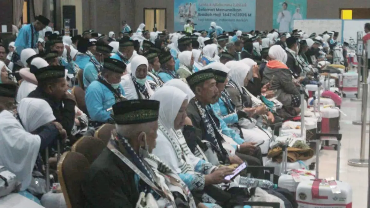 Jemaah haji saat berada di Embarkasi Surabaya. Di hari kelima sudah 4.940 yang diterbangkan ke Madinah pada gelombang pertama ini. (Rahmat Sudrajat/Radar Surabaya)