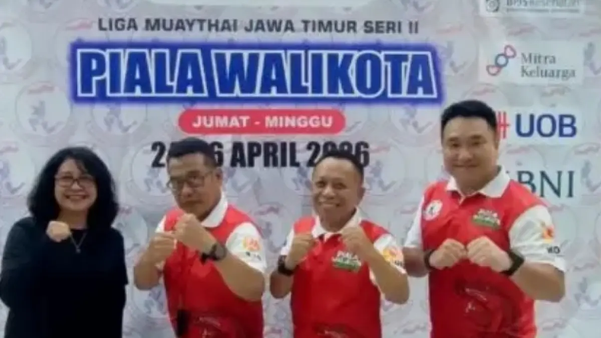 Kabid Binpres KONI Surabaya Lilies Handayani, Ketua Muaythai Jatim Baso Juherman (tiga dari kiri) dan Ketua Muaythai Surabaya Hendry Lianto (kanan). 